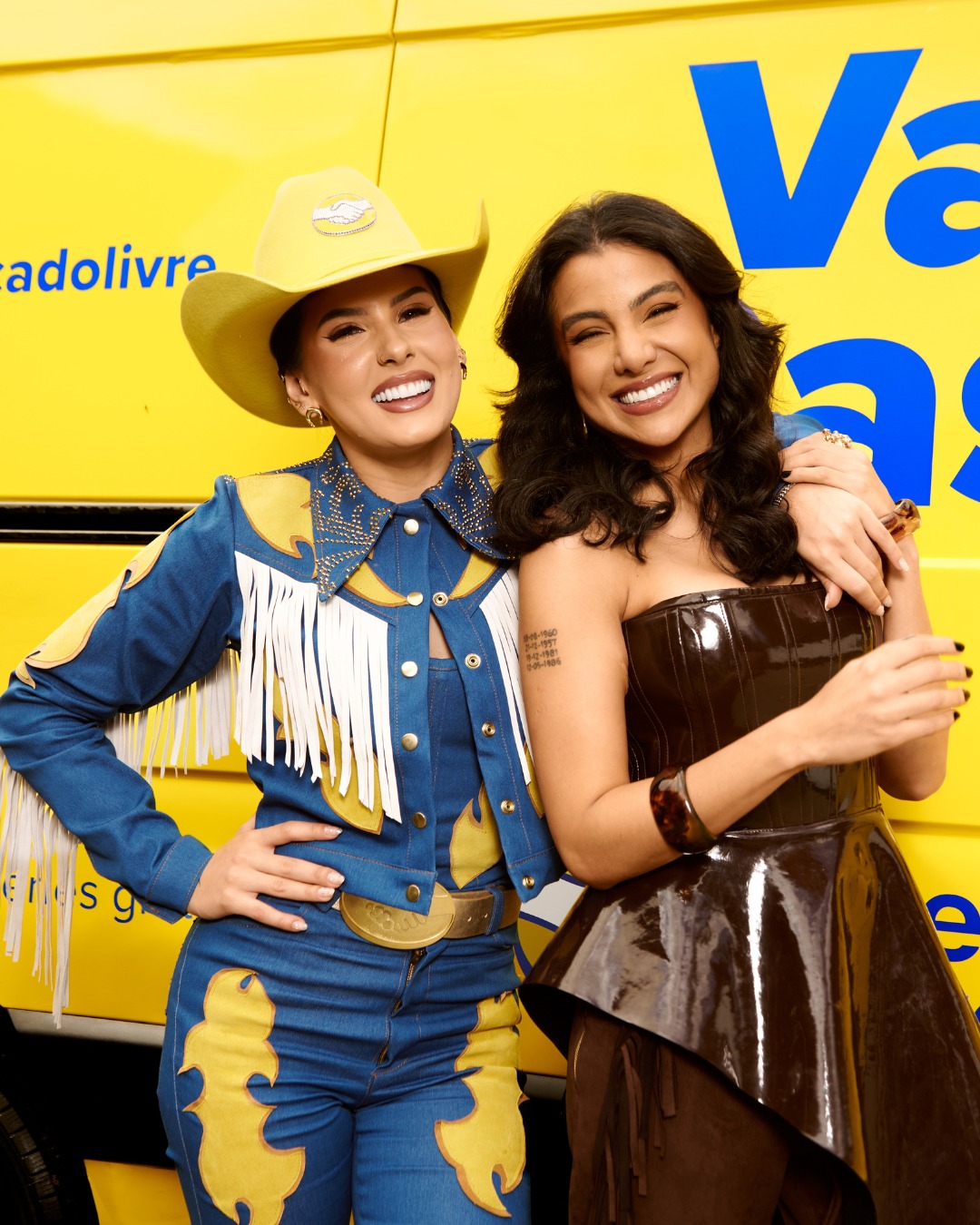 Correios employee delivering a package