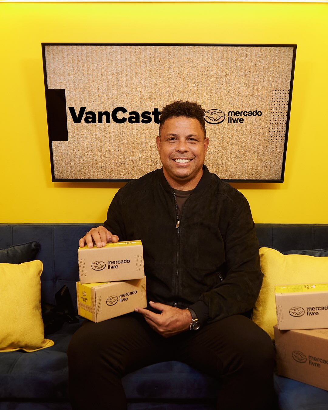 Correios employee sorting packages